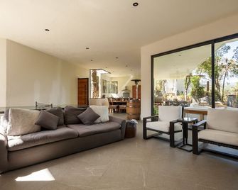 Casa con amplia terraza y jacuzzi - Valle de Bravo - Living room