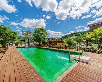 Hongcheon Huttopia Glamping and Village - Hongcheon - Pool