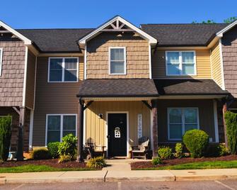 Welcome to your Home Away from Home! Spacious, pet friendly and 15 mins to LU. - Forest