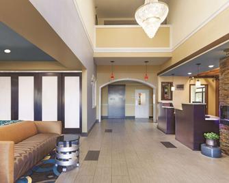 La Quinta Inn & Suites by Wyndham Elizabethtown - Elizabethtown - Lobby