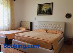 Jemin Apartment - Berat - Slaapkamer