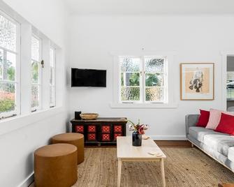 Alkira - Boutique cottage - Walk to Clarkes Beach - Byron Bay - Wohnzimmer