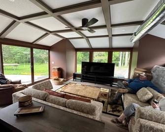 Island retreat on 15 acres of a national park - Saint Paul Park - Living room