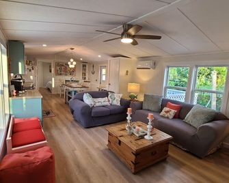 200ft of Waterfront with Tiki & Heated Pool - Boaters Paradise - Key Largo - Living room