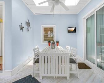 Cottage w Private Creek, Sunroom, Fire Pit, & WiFi - Chincoteague - Dining room