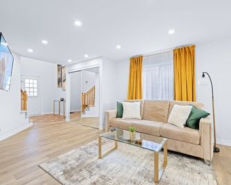 Peaceful - 4 bdrm home with fast WIFI free parking - Barrie - Living room