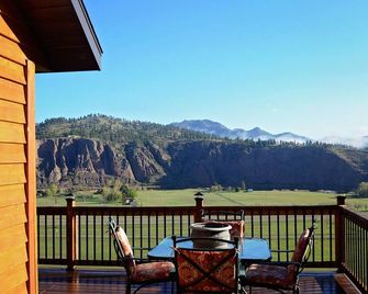 Fly Fishing - 'Ten & Two Lodge' - Cascade - Balcony