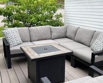 Wonderful Downtown Harbor Springs Cottage, quick walk to shops and restaurants! - Harbor Springs - Patio