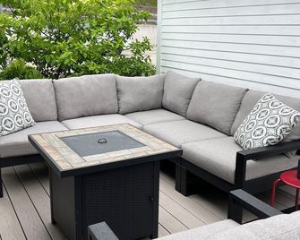 Wonderful Downtown Harbor Springs Cottage, quick walk to shops and restaurants! - Harbor Springs - Patio