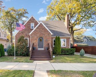 Brick Bungalow Upper Unit: Beach, Casino, Wineries - Michigan City - Edificio