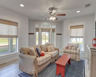 Family Beach Home Across from Pool & Near Beach + Resort-Style Amenities! - Port Aransas - Living room