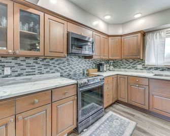 Newly Remodeled Home in Storm Lake with Private Yard - Storm Lake - Keuken