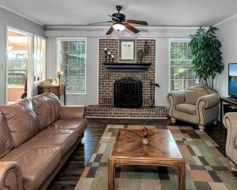4 Bd , 2.5 Ba Home on the Lake in Safe, Convenient Area. Sleeps 12 - North Little Rock - Sala de estar
