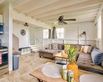 New - Pineapple Loft - Entire House Downtown Hilo With Ac - Hilo - Living room
