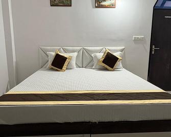 Anand Homestay - Bodh Gaya - Kamar Tidur