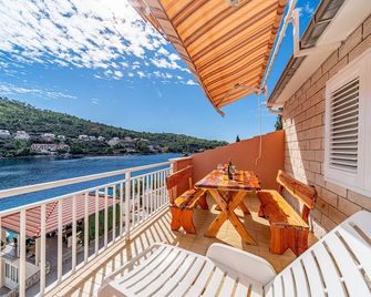 Apartments Kuzma- Two-Bedroom Apartment with Balcony and Sea View - Brna - Balcón