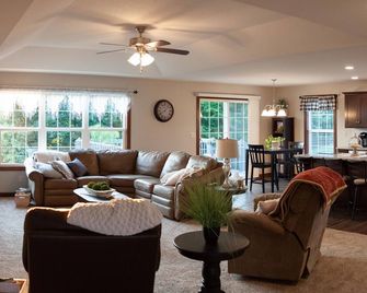 Safe Haven - Newer Home In A Quiet Neighborhood - Sugarcreek - Sala de estar