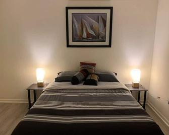 Mid Century Modern Smart Home Minute to Highway - Fenton - Bedroom