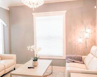 Private Hot Tub+Fully Fenced Yard+Designer Furniture+Google Fiber+Best Location - Salt Lake City - Living room