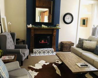 Divine Central Terrace In Bathurst - Bathurst - Living room