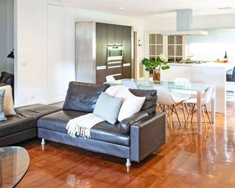 Francis Retreat- Echuca Holiday Homes - Echuca - Obývací pokoj