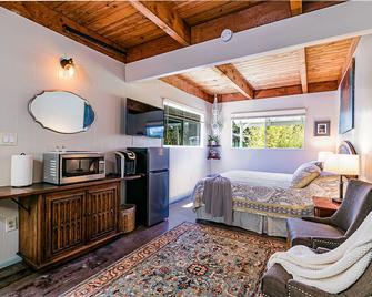Cozy stay just 5 minute drive to Volcano National Park, Winery and Golf! - Volcano - Bedroom