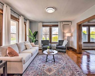 Home 2 Mi to Hersheypark Work and Play! - Hershey - Living room