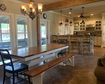 Large Party Luxury, And You Choose Your Space And Pricing - Smithville - Dining room
