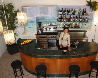 Hotel Confort - קתוליקה - בר