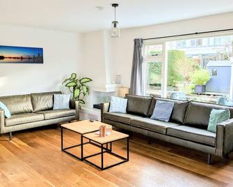 Beautiful houseboat at 15 min. from Amsterdam Central! - Zaandam - Soggiorno