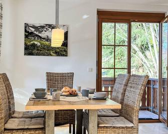 Nice apartment for 4 people with WIFI, TV, balcony and parking - Menzenschwand - Sala de jantar