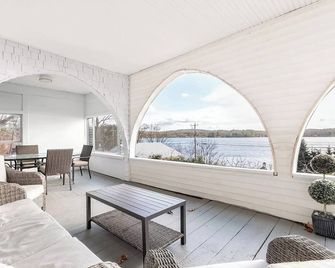 2-Unit House, big Lake Winnisquam views - Sleeps 13 - Tilton - Huiskamer