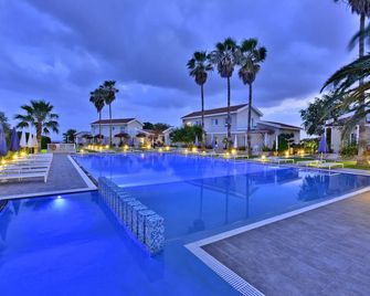 Mon Repos Hotel - איה נאפה - בריכה