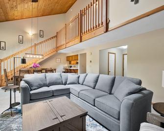 Newly Renovated W Ac Walk To Town Sleeps 10 - Lincoln - Living room