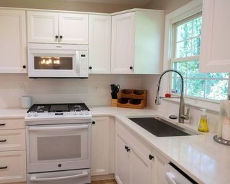 Modern retreat located across from WRA and steps from downtown Hudson.br - Hudson - Keuken
