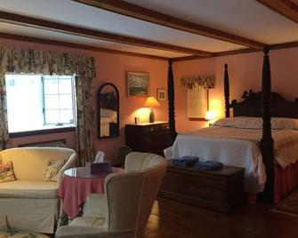 A Lovely Home and Spacious Property On Meadow's Edge - Truro - Bedroom