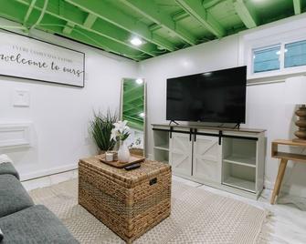 Prime location, Comfy, Guest Suite, Spacious - Unity Village
