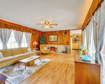 Mid-Century 1950s Retreat With Rec Room - Monett