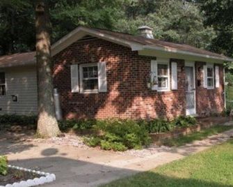The Charming Country Cottage-Welcomes you and your pet! - La Plata - Building