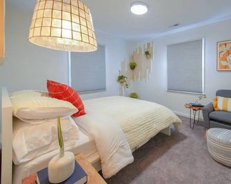 [4] StayAwhile: The Modern Retreat, Steps from Mass St! - Lawrence