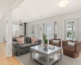 Newsroom Suites - Wellington - Вітальня