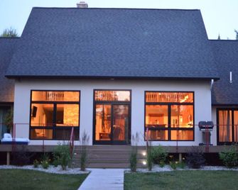 Ausable Luxury Accommodation! - Grayling - Building