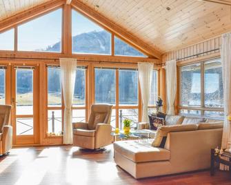 4 Bedroom Cozy Home In Farsund - Farsund - Stue