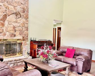 The Rustic Bungalow - Williamsburg - Huiskamer