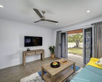 12th Tee Bed and Breakfast - Bargara - Sala de estar
