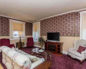 Whiskey Row Penthouse - Prescott - Living room