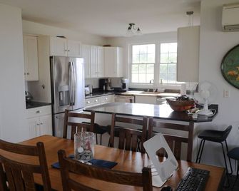 5 BR Water Front House on 700 Acre Nature Preserve on 1200 acre Private Island - Cape Vincent - Dining room