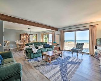 Cozy Oscoda Cottage: Fire Pit & Private Beach - Oscoda - Huiskamer