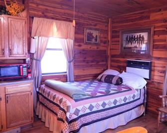 Cowboy Cabin @ Rock'n O Ranch Cabins - Antlers - Спальня