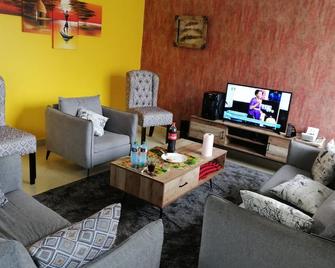 Yurana Resort Kenya - Athi River - Living room